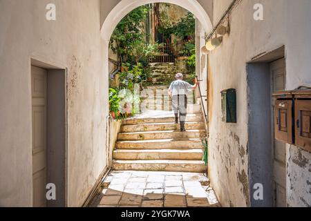 Korfu Griechenland, Altstadt Kerkyra Palaio Poli, in der Nähe der Arseniou Straße, männliche Seniorenmänner, Eingang Wohnhaus Innenhof, Resident Mailboxe Stockfoto