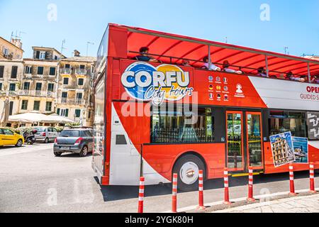 Korfu Griechenland, Altstadt Kerkyra Palaio Poli, rot Korfu City Tours Doppeldecker Open Air Bus, Griechisch Europa EU, Besucher reisen Reise Tour Touristen Tourismus Stockfoto