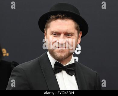 München, Deutschland. November 2024. Johannes Oerding kommt zum Bambi Award 2024 am Standort Bavaria-Film. Der Bambi Media Award ehrt erfolgreiche und beliebte Prominente. Quelle: Felix Hörhager/dpa/Alamy Live News Stockfoto