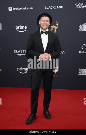 München, Deutschland. November 2024. Johannes Oerding kommt zum Bambi Award 2024 am Standort Bavaria-Film. Der Bambi Media Award ehrt erfolgreiche und beliebte Prominente. Quelle: Felix Hörhager/dpa/Alamy Live News Stockfoto