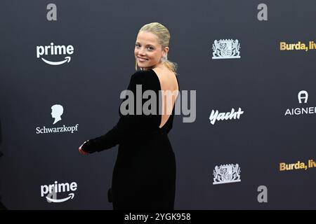 München, Deutschland. November 2024. Jella Haase kommt zu den Bambi Awards 2024 im Bavaria Film. Der Bambi Media Award ehrt erfolgreiche und beliebte Prominente. Quelle: Felix Hörhager/dpa/Alamy Live News Stockfoto