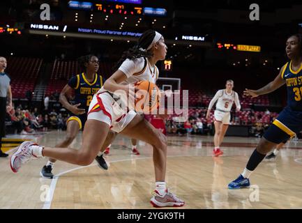 College Park, USA. November 2024. COLLEGE PARK, MD. - 07. NOVEMBER: Maryland Terrapins beschützen Kaylene Smikle (2) beim Angriff während eines Basketballspiels zwischen den Coppin State Eagles und den Maryland Terrapins am 7. November 2024 im Xfinity Center im College Park. Maryland. (Foto: Tony Quinn/SipaUSA) Credit: SIPA USA/Alamy Live News Stockfoto