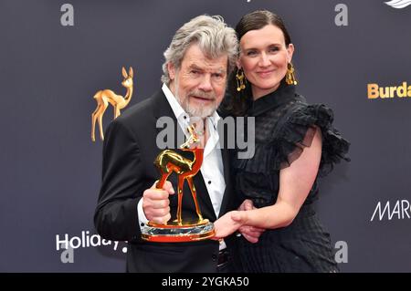 Reinhold Messner mit Ehefrau Diane Messner bei der 76. Bambi-Verleihung 2024 in den Bavaria Filmstudios. München, 07.11.2024 Stockfoto