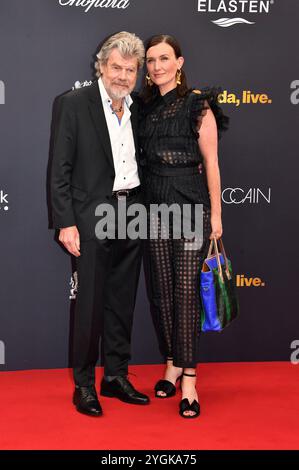 Reinhold Messner mit Ehefrau Diane Messner bei der 76. Bambi-Verleihung 2024 in den Bavaria Filmstudios. München, 07.11.2024 Stockfoto