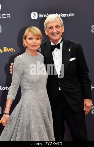 Uschi Glas mit Ehemann Dieter Hermann bei der 76. Bambi-Verleihung 2024 in den Bavaria Filmstudios. München, 07.11.2024 Stockfoto