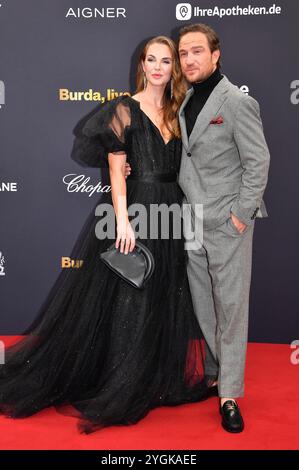 Frederick Lau mit Ehefrau Annika Lau bei der 76. Bambi-Verleihung 2024 in den Bavaria Filmstudios. München, 07.11.2024 Stockfoto