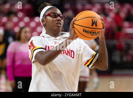 College Park, USA. November 2024. COLLEGE PARK, MD. - 07. NOVEMBER: Die Maryland Terrapins Wärmeschützerin Shyanne Sellers (0) wärmt sich vor einem Basketballspiel für Frauen zwischen den Coppin State Eagles und den Maryland Terrapins am 7. November 2024 im Xfinity Center im College Park auf. Maryland. (Foto: Tony Quinn/SipaUSA) Credit: SIPA USA/Alamy Live News Stockfoto