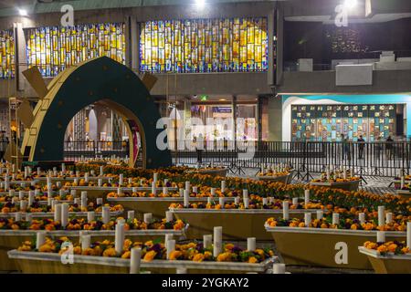 Tag des toten Altars, geschmückt mit Ringelblumen, Kerzen und Essen, in der Basilika unserer Lieben Frau von Guadalupe, zur Feier Dia de Muertos Stockfoto