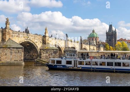 Prag, das Boot auf der Moldau nähert sich der berühmten mittelalterlichen Karlsbrücke, einer Bogenbrücke aus dem Jahr 1357, Prag, Tschechien Stockfoto