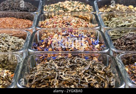 Eine lebhafte Auswahl an Tees mit losen Blättern in Glasgläsern mit grünen, schwarzen, Oolong- und Kräutermischungen. Reich an Farbe und Aroma. Stockfoto