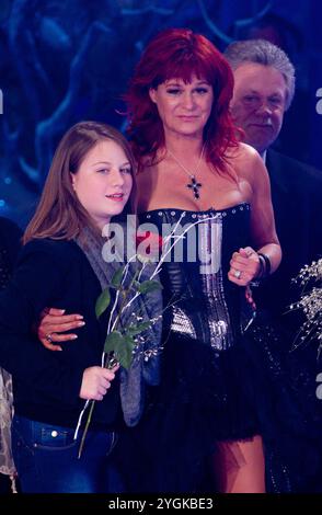 Saengerin Andrea Berg mit Tochter Lena Maria GER - ARD Liveshow das Winterfest der fliegenden Stars 2012 aus der Erdgas Arena Riesa *** Sängerin Andrea Berg mit Tochter Lena Maria GER ARD Live Show das Winterfest der fliegenden Stars 2012 aus der Erdgas Arena Riesa Stockfoto