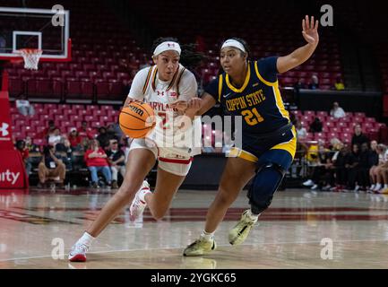 College Park, USA. November 2024. COLLEGE PARK, MD. - 07. NOVEMBER: Maryland Terrapins beschützen Kaylene Smikle (2) beim Angriff während eines Basketballspiels zwischen den Coppin State Eagles und den Maryland Terrapins am 7. November 2024 im Xfinity Center im College Park. Maryland. (Foto: Tony Quinn/SipaUSA) Credit: SIPA USA/Alamy Live News Stockfoto