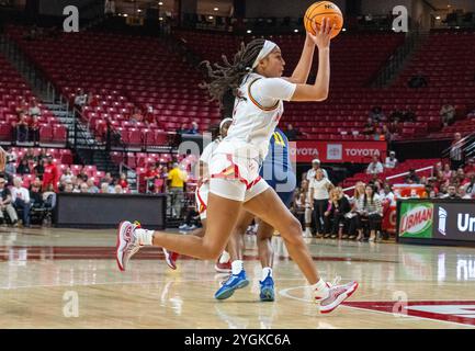 College Park, USA. November 2024. COLLEGE PARK, MD. - 07. NOVEMBER: Kaylene Smikle (2) stürzt sich während eines Basketballspiels zwischen den Coppin State Eagles und den Maryland Terrapins am 7. November 2024 im Xfinity Center im College Park vor. Maryland. (Foto: Tony Quinn/SipaUSA) Credit: SIPA USA/Alamy Live News Stockfoto