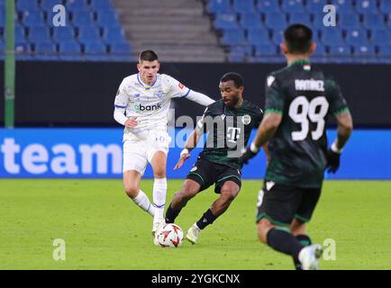 Hamburg, Deutschland. November 2024. Kristian Bilovar von Dynamo Kyiv (L, #40) kämpft um einen Ball mit Habib Maiga von Ferencvaros (#80) während des Spiels der UEFA Europa League in Hamburg. Quelle: Oleksandr Prykhodko/Alamy Live News Stockfoto