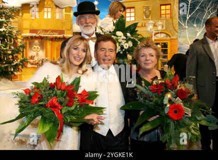 Eberhard Hertel mit Ehefrau Elisabeth Tochter Stefanie und Vader Abraham beim Adventsfest der Volksmusik in Suhl *** Eberhard Hertel mit seiner Frau Elisabeth, Tochter Stefanie und Vader Abraham beim Adventsfest der Volksmusik in Suhl Stockfoto