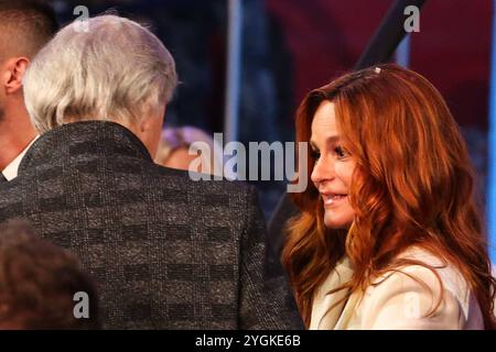 Saengerin Andrea Berg GER mit Managerin Uli Ferber Ehemann von Andrea Berg,GER geben Fans Autogramme nach der Show - ARD Liveshow Dirndl Fertig Los die Oktoberfestshow 2017 im Circus Krone in München - Fotografiert am 16.09.2017 *** Sängerin Andrea Berg GER mit Managerin Uli Ferber Ehemann von Andrea Berg,GER Autogramme an Fans nach der Show ARD Liveshow Dirndl Fertig Los die Oktoberfestshow Dirndl Fertig Los Oktoberfeston 2017 Pressefotogramme die Okedchen Schumzert Krone 2017 Stockfoto