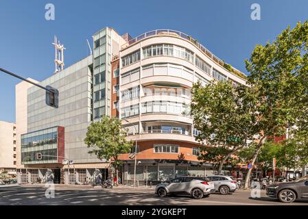 Fassaden von Wohngebäuden können verschiedene Formen, Muster und architektonische Details aufweisen, wie z. B. Balkone, Terrassen, fenster, Gesimse, Stockfoto