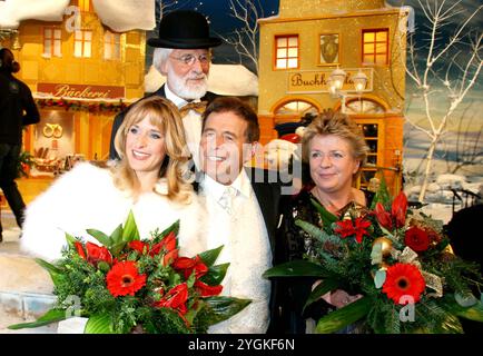 Eberhard Hertel mit Ehefrau Elisabeth Tochter Stefanie und Vader Abraham beim Adventsfest der Volksmusik in Suhl *** Eberhard Hertel mit seiner Frau Elisabeth, Tochter Stefanie und Vader Abraham beim Adventsfest der Volksmusik in Suhl Stockfoto