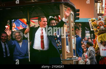 Der 43. Vizepräsident und republikanische Präsidentschaftskandidat George H.W. Bush und seine Frau Barbara winken aus einer Seilbahn in San Franciso Chinatown. 09/14/1988 Stockfoto