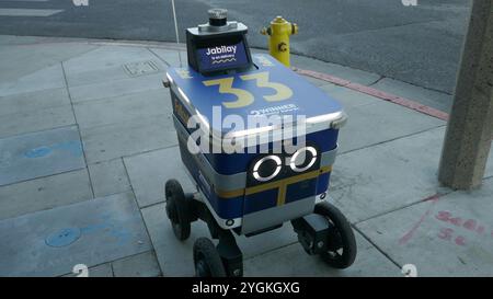 Los Angeles, Kalifornien, USA 7. November 2024 Jabilay Fallout Delivery Robot am 18. September 2024 in Los Angeles, Kalifornien, USA. Foto: Barry King/Alamy Stock Photo Stockfoto