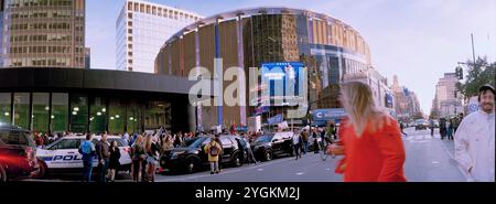 Trump 2024. Eine Frau in Rot sieht eine große Menge von Anhängern vor dem Madison Square Garden in New York City, USA, am 27. Oktober 2024 Stockfoto