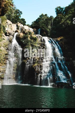 Die unberührten Gewässer der Nauyaca Wasserfälle in Puntarenas, Costa Rica. Stockfoto