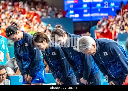 Tischtennis – Goldmedaillenspiel der Damenmannschaft. Team Japan, Silbermedaillengewinner L-R, Miwa Harimoto, Miu Hirano, Hina Hayata und Coach beim Olymp 2024 Stockfoto