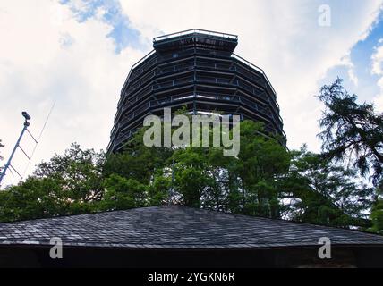 Mettlach, Deutschland - 27. Juni 2021: Saarschleifenturm von unten an einem Frühlingsabend in Deutschland. Stockfoto