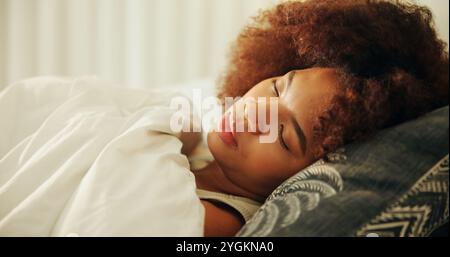 Frau, müde und schlafen im Bett mit Komfort, morgens entspannen und träumen zu Hause. Ermüdungstherapie, Mädchen und Schüler ruhen sich im Appartementzimmer aus Stockfoto