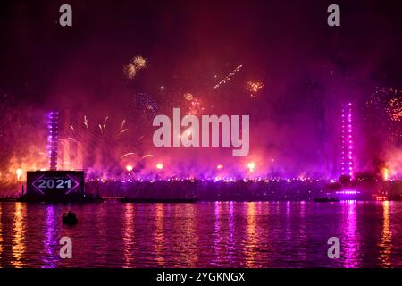 Kairo, Ägypten. 31. Dezember 2020. Ein Feuerwerk erleuchtet den Himmel über der Tahya Masr Bridge über dem Nil während der Silvesterfeier in Kairo. Die Tahya Masr-Rod El Farag Achsenbrücke ist eine Seilbrücke über den Nil in Kairo, die als die breiteste Hängebrücke der Welt gilt. Wie viele andere Länder musste Ägypten die Neujahrsfeiern aufgrund der anhaltenden Bedenken über die Ausbreitung der COVID-19-Pandemie drastisch einschränken Stockfoto