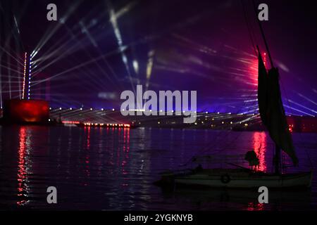 Kairo, Ägypten. 31. Dezember 2020. Ein Feuerwerk erleuchtet den Himmel über der Tahya Masr Bridge über dem Nil während der Silvesterfeier in Kairo. Die Tahya Masr-Rod El Farag Achsenbrücke ist eine Seilbrücke über den Nil in Kairo, die als die breiteste Hängebrücke der Welt gilt. Wie viele andere Länder musste Ägypten die Neujahrsfeiern aufgrund der anhaltenden Bedenken über die Ausbreitung der COVID-19-Pandemie drastisch einschränken Stockfoto