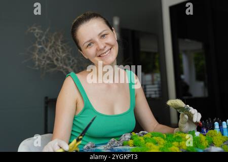 Der Prozess der Herstellung der Kunstdekoration aus Epoxidharz, Natursteinen und Moos Stockfoto