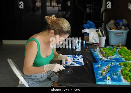 Der Prozess der Herstellung der Kunstdekoration aus Epoxidharz, Natursteinen und Moos Stockfoto
