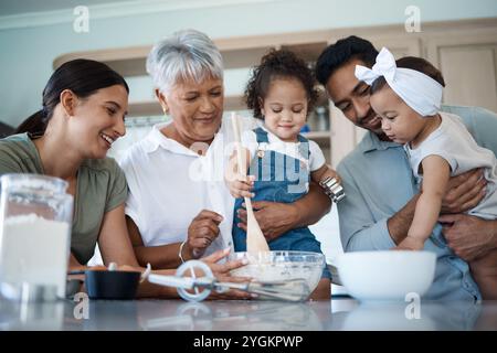 Glückliche Familie, Helfer oder Kinder in der Küche zum Backen, Ermutigen oder Keksen für Thanksgiving. Oma, Eltern oder Kinder zu Hause Stockfoto