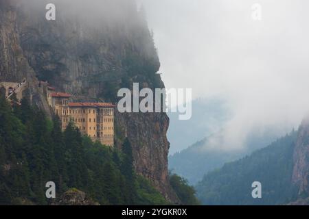 Sumela Kloster alias Sumela Manastiri mit waldbedeckten Nebelwäldern. Besuchen Sie die Türkei Hintergrundfoto. Stockfoto