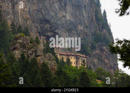 Sumela Kloster alias Sumela Manastiri Blick mit Klippen und Bäumen. Besuchen Sie das Hintergrundfoto von Trabzon. Stockfoto