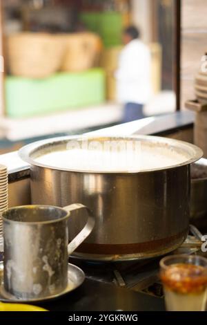 Nahaufnahme kochender Milch Stockfoto