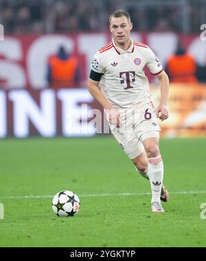 München, Deutschland. November 2024. Fußball: Champions League, Bayern München - Benfica Lissabon, Vorrunde, Spieltag 4 in der Allianz Arena. Joshua Kimmich aus München spielt den Ball. Quelle: Sven Hoppe/dpa/Alamy Live News Stockfoto