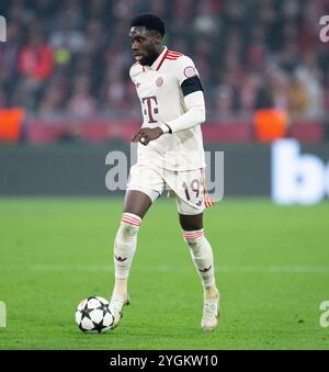 München, Deutschland. November 2024. Fußball: Champions League, Bayern München - Benfica Lissabon, Vorrunde, Spieltag 4 in der Allianz Arena. Alphonso Davies aus München spielt den Ball. Quelle: Sven Hoppe/dpa/Alamy Live News Stockfoto