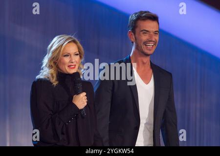 Moderatorin Florian Silbereisen GER und Saengerin Helene Fischer GER - ARD Live Show das Herbstfest der Träume aus der Messe Erfurt - Fotografiert am 12.10.2013 *** Moderatorin Florian Silbereisen GER und Sängerin Helene Fischer GER ARD Live Show das Herbstfest der Träume aus der Messe Erfurt fotografiert am 12 10 2013 Stockfoto