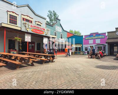 Old Forge, New York - 25. Juni 2024: Landschaftsblick auf den Dawson City of Water Safari Park mit seinen Geschäften und Touristen. Stockfoto