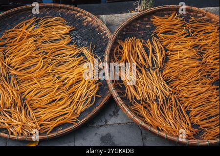 Getrocknete Fischstäbchen auf dem Markt in Vietnam in Asien Stockfoto