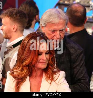 Saengerin Andrea Berg GER mit Managerin Uli Ferber Ehemann von Andrea Berg,GER geben Fans Autogramme nach der Show - ARD Liveshow Dirndl Fertig Los die Oktoberfestshow 2017 im Circus Krone in München - Fotografiert am 16.09.2017 *** Sängerin Andrea Berg GER mit Managerin Uli Ferber Ehemann von Andrea Berg,GER Autogramme an Fans nach der Show ARD Liveshow Dirndl Fertig Los die Oktoberfestshow Dirndl Fertig Los Oktoberfeston 2017 Pressefotogramme die Okedchen Schumzert Krone 2017 Stockfoto