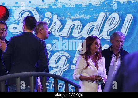 Saengerin Andrea Berg GER mit Manager Uli Ferber Ehemann von Andrea Berg,GER und Manager Andreas Ferber li.,Ehemann von Vanessa Mai,GER nach der Show - ARD Liveshow Dirndl Fertig Los die Oktoberfestshow 2017 im Circus Krone in München - Fotografiert am 16.09.2017 *** Sängerin Andrea Berg GER mit Manager Uli Ferber Ehemann von Andrea Berg, GER und Manager Andreas Ferber li, Ehemann von Vanessa Mai,GER nach der ARD Liveshow Dirndl Fertig Los die Oktoberfestshow 2017 im Circus Krone in München fotografiert am 16. 09 2017 Pressebuero Schroedter Stockfoto
