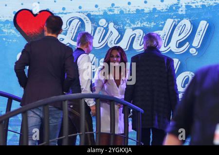 Saengerin Andrea Berg GER mit Manager Uli Ferber Ehemann von Andrea Berg,GER und Manager Andreas Ferber li.,Ehemann von Vanessa Mai,GER nach der Show - ARD Liveshow Dirndl Fertig Los die Oktoberfestshow 2017 im Circus Krone in München - Fotografiert am 16.09.2017 *** Sängerin Andrea Berg GER mit Manager Uli Ferber Ehemann von Andrea Berg, GER und Manager Andreas Ferber li, Ehemann von Vanessa Mai,GER nach der ARD Liveshow Dirndl Fertig Los die Oktoberfestshow 2017 im Circus Krone in München fotografiert am 16. 09 2017 Pressebuero Schroedter Stockfoto