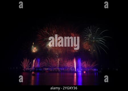 Kairo, Ägypten. 31. Dezember 2020. Ein Feuerwerk erleuchtet den Himmel über der Tahya Masr Bridge über dem Nil während der Silvesterfeier in Kairo. Die Tahya Masr-Rod El Farag Achsenbrücke ist eine Seilbrücke über den Nil in Kairo, die als die breiteste Hängebrücke der Welt gilt. Wie viele andere Länder musste Ägypten die Neujahrsfeiern aufgrund der anhaltenden Bedenken über die Ausbreitung der COVID-19-Pandemie drastisch einschränken Stockfoto