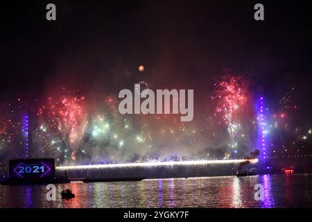 Kairo, Ägypten. 31. Dezember 2020. Ein Feuerwerk erleuchtet den Himmel über der Tahya Masr Bridge über dem Nil während der Silvesterfeier in Kairo. Die Tahya Masr-Rod El Farag Achsenbrücke ist eine Seilbrücke über den Nil in Kairo, die als die breiteste Hängebrücke der Welt gilt. Wie viele andere Länder musste Ägypten die Neujahrsfeiern aufgrund der anhaltenden Bedenken über die Ausbreitung der COVID-19-Pandemie drastisch einschränken Stockfoto