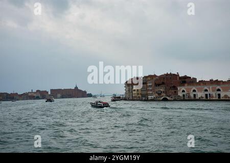 Venedig, Italien; Oktober, 17, 2024: Das Wesen von Venedig an einem bewölkten Tag, mit einem Vaporetto, das den berühmten Canal Grande navigiert. Stockfoto