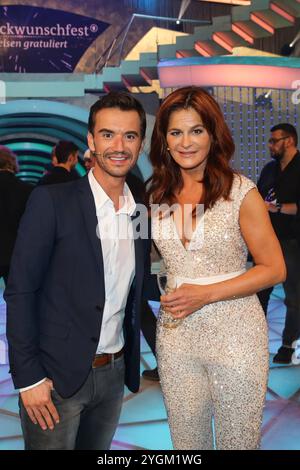 Moderator Florian Silbereisen GER und Saengerin Andrea Berg GER - ARD Liveshow das Glueckwunschfest - Silbereisen gratuliert aus der SACHSENarena Riesa - Fotografiert am 20.02.2016 *** Moderator Florian Silbereisen GER und Sängerin Andrea Berg GER ARD Liveshow das Glueckwunschfest Silbereisen gratuliert aus der SACHSENarena Riesa fotografiert am 20 02 2016 Pressebuero Schroedter Stockfoto