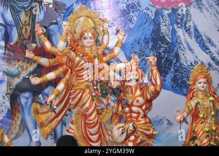 Lebendiges Idol der hinduistischen Göttin Durga während des Festivals Stockfoto